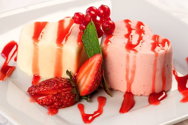 Panna Cota in Herzensform mit Erdbeeren