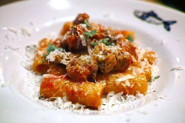 Penne mit scharfer Tomatensauce