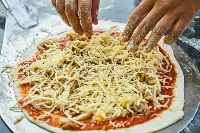 Pizza Margherita mit Tomatensauce und Käse