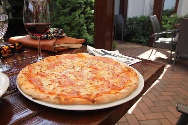 Pizza und Rotwein